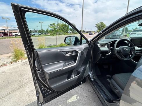Used 2025 Toyota RAV4 XLE AWD/4WD image 12