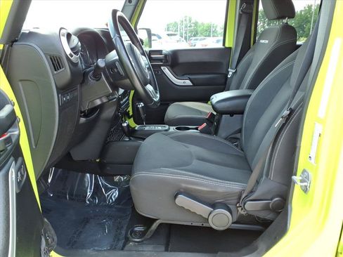 Used 2017 Jeep Wrangler Unlimited Rubicon w/ Connectivity Group AWD/4WD image 17