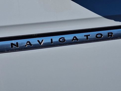 New 2025 Lincoln Navigator Reserve AWD/4WD image 18