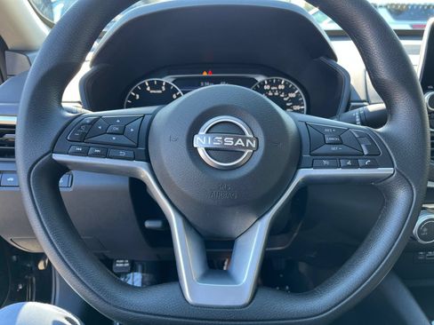 Used 2025 Nissan Altima 2.5 SV FWD image 24