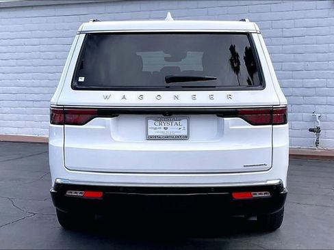 Certified 2023 Jeep Wagoneer L Series II RWD image 3