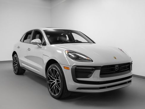 Certified 2026 Porsche Macan AWD/4WD image 10