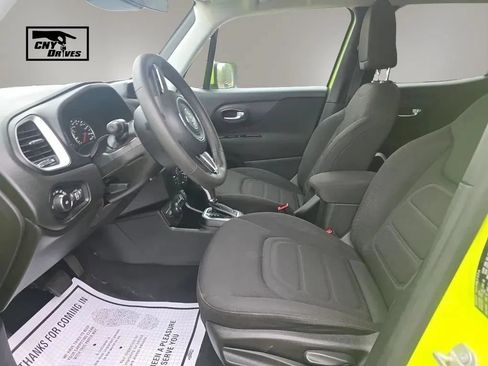 Used 2018 Jeep Renegade Latitude AWD/4WD image 9