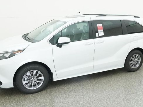 New 2026 Toyota Sienna XLE image 6