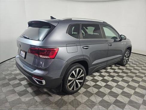 Used 2022 Volkswagen Taos SE FWD image 6