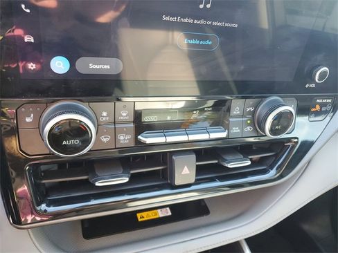 Used 2023 Toyota Highlander XLE image 22