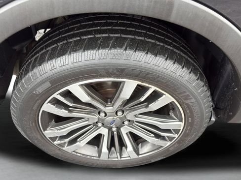 Used 2017 Ford Explorer Platinum image 40