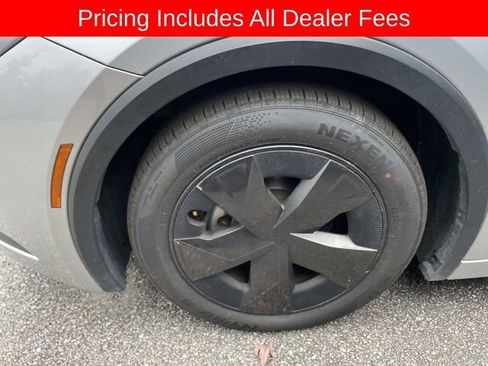 Used 2025 Toyota Prius LE FWD image 2