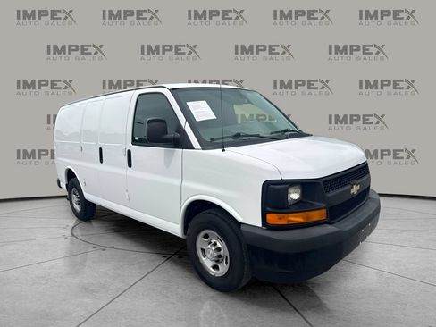 Used 2017 Chevrolet Express 2500 RWD image 4