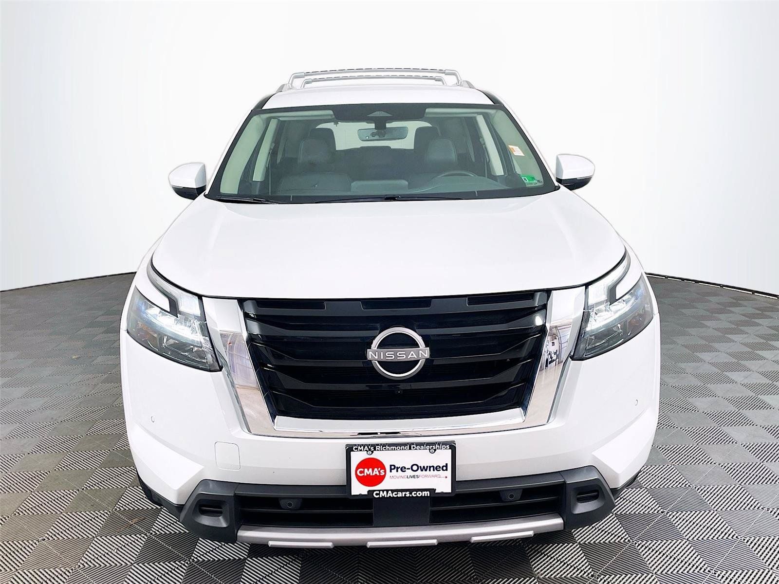 Used 2025 Nissan Pathfinder SL AWD/4WD image 2