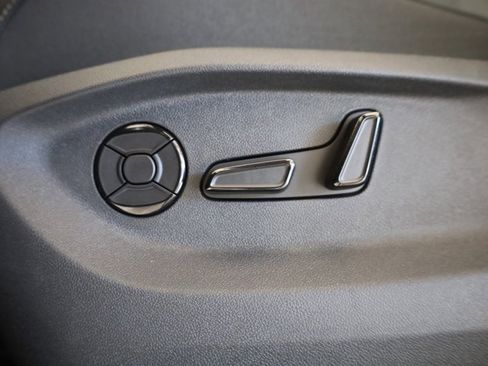 New 2025 Volkswagen Tiguan SE image 11