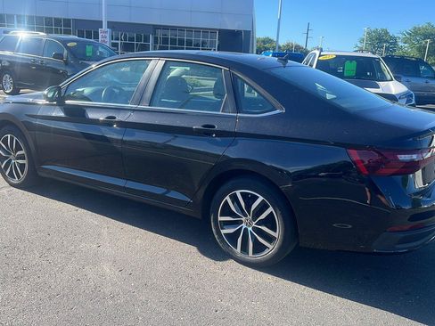 Used 2025 Volkswagen Jetta SE FWD image 9