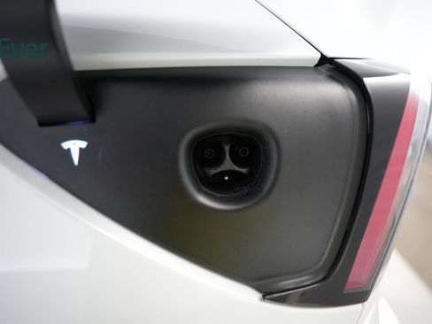Used 2023 Tesla Model Y Long Range AWD/4WD image 10