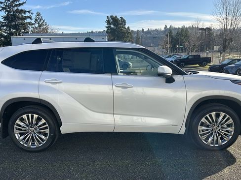 New 2026 Toyota Highlander Platinum image 4