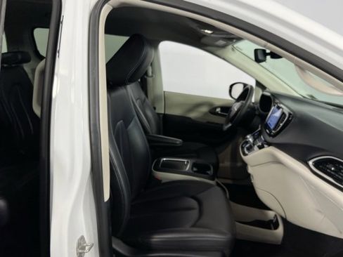 Used 2024 Chrysler Pacifica Touring-L image 13