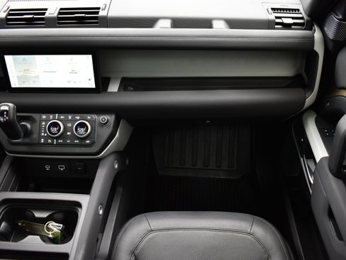 Used 2023 Land Rover Defender 90 SE image 38