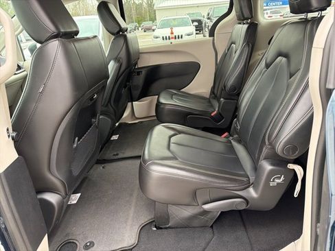 Used 2023 Chrysler Pacifica Touring-L image 27