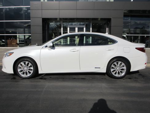 Used 2013 Lexus ES 300h w/ Luxury Pkg FWD image 3