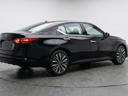 Used 2025 Nissan Altima 2.5 SV image 9