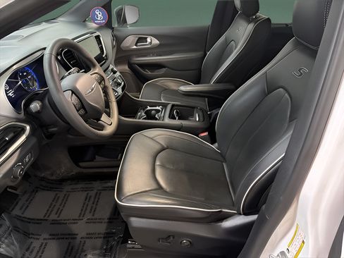 Used 2025 Chrysler Pacifica Limited FWD image 12