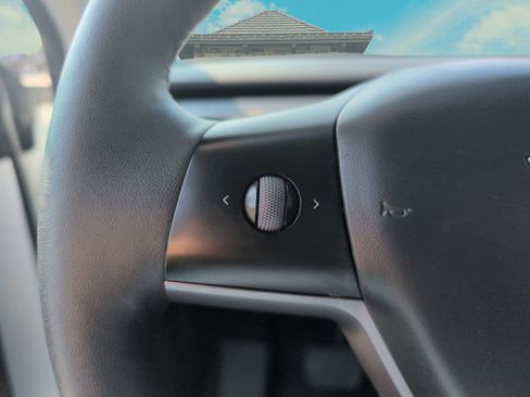 Used 2023 Tesla Model Y AWD image 9