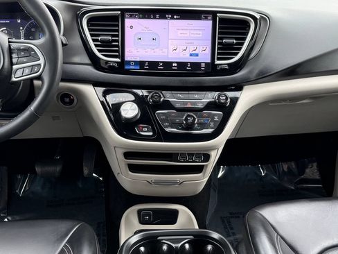 Used 2023 Chrysler Pacifica Touring-L FWD image 30