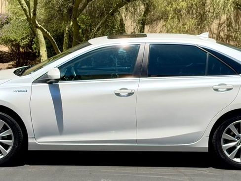 Used 2017 Toyota Camry XLE w/ Moonroof Package FWD image 5
