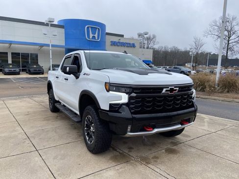 Used 2023 Chevrolet Silverado 1500 ZR2 image 2