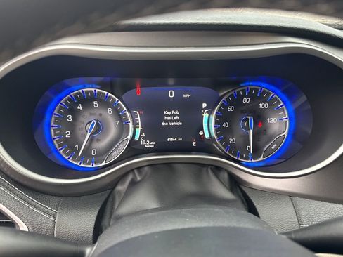 Used 2022 Chrysler Pacifica Touring-L image 16