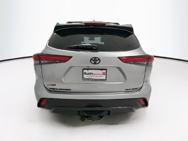 Used 2022 Toyota Highlander XLE AWD/4WD image 5