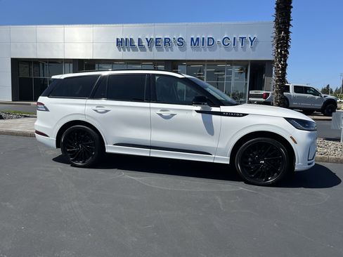 Used 2025 Lincoln Aviator Reserve w/ Luxury Package AWD/4WD image 2