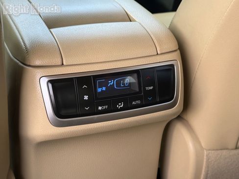 Used 2019 Toyota Highlander XLE FWD image 30