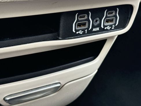 Used 2024 Chrysler Pacifica Select image 24