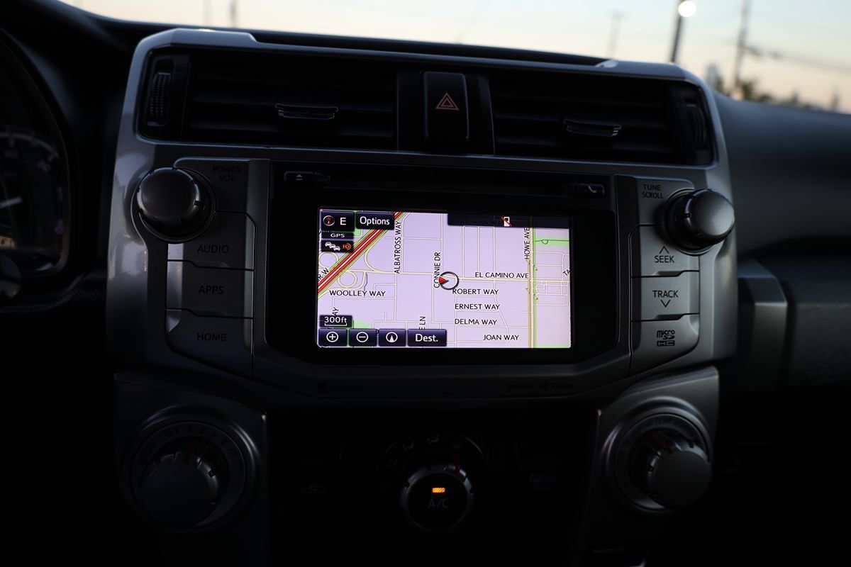 Used 2018 Toyota 4Runner SR5 AWD/4WD image 28