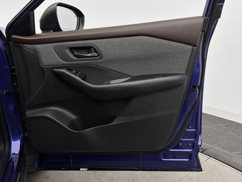 Used 2023 Nissan Rogue S image 32