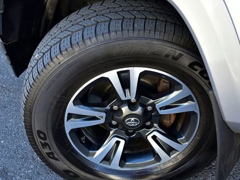 Used 2018 Toyota Tacoma TRD Sport w/ Technology Package AWD/4WD image 29