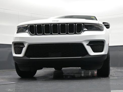 Used 2023 Jeep Grand Cherokee Laredo image 38