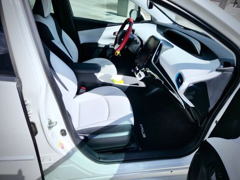 Used 2017 Toyota Prius Prime Advanced w/ Carpet Mat Package FWD image 12