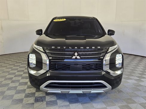 Used 2023 Mitsubishi Outlander SE image 3