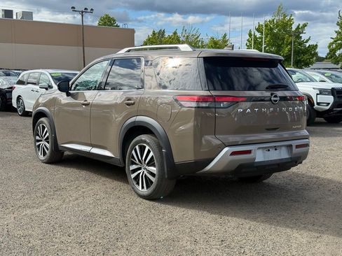 Used 2024 Nissan Pathfinder Platinum FWD image 3