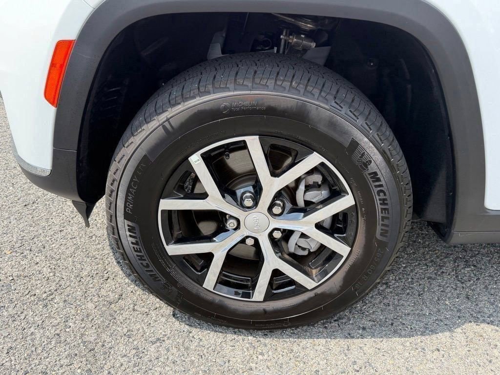 Certified 2025 Jeep Grand Cherokee L Limited AWD/4WD image 13
