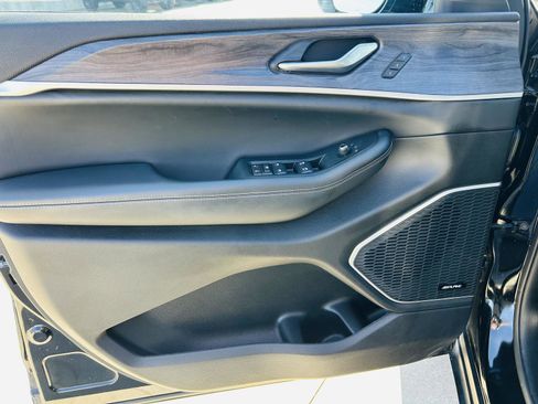 Used 2023 Jeep Grand Cherokee Limited w/ Black Appearance Package image 15