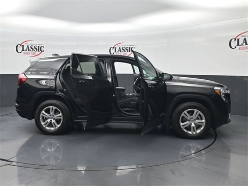 Used 2024 GMC Terrain SLE image 32