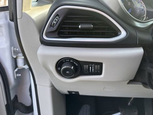 Used 2024 Chrysler Pacifica Touring-L image 21