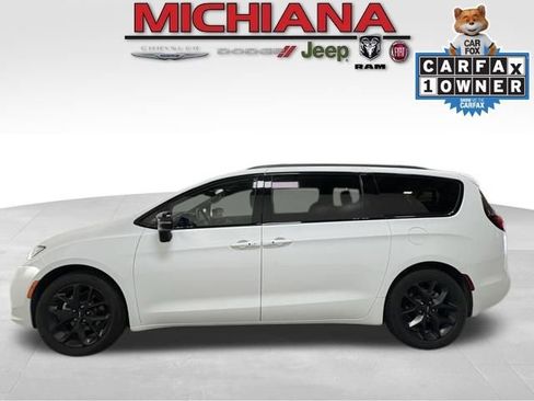 Certified 2025 Chrysler Pacifica Limited image 1