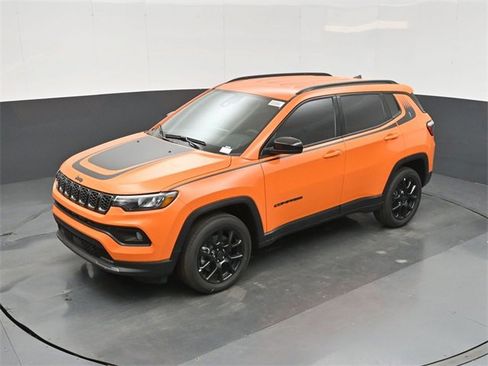 New 2026 Jeep Compass Latitude w/ Mopar Graphics Package image 32