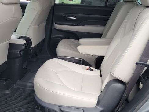Used 2025 Toyota Grand Highlander AWD image 11