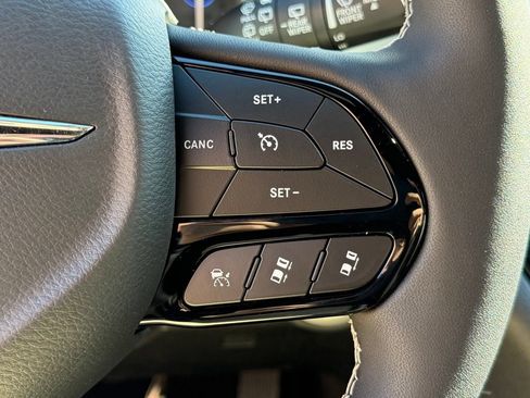 New 2026 Chrysler Pacifica Limited w/ Uconnect Theater Family Group FWD image 17