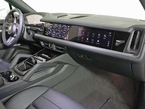 Certified 2025 Porsche Cayenne image 38