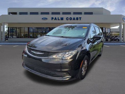 Used 2021 Chrysler Voyager Lxi FWD image 3